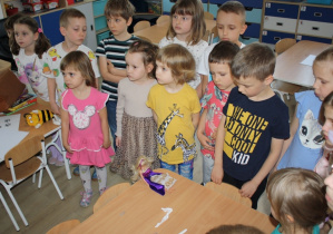 Pani opowiada o zagadkach kryminalnych.