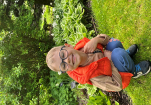 Chłopiec i funkie.