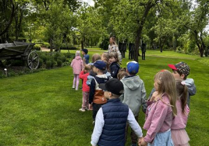 Dzieci zwiedzają Aflopark.