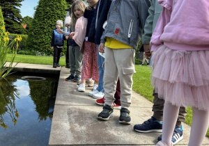 Dzieci zwiedzają Aflopark.