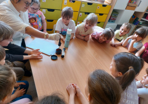 Dzieci oglądają eksperyment.