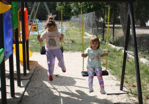 Zabawa na placu zabaw.