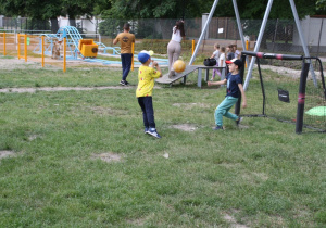 Dzieci skaczą na trampolinie.