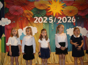 Dzieci odchodzące do szkoły śpiewają piosenkę.