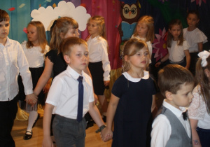 Dzieci wspólnie tańczą.