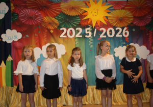 Dzieci żegnające się z przedszkolem w trakcie podziekowań.