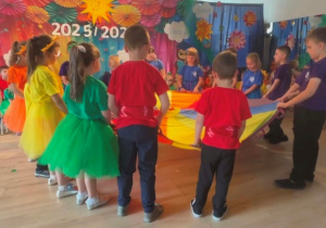 Dzieci tańczą układ z wykorzystaniem chusty animacyjnej.
