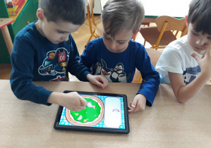 Dzieci grają w gry na tablecie