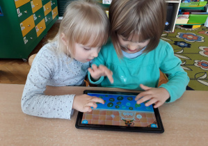 Dzieci grają w gry na tablecie
