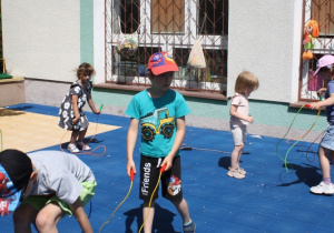 Dzieci skaczą na skakance.