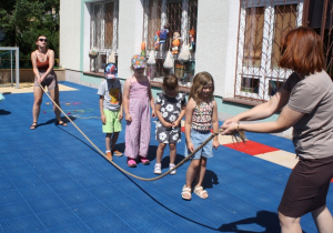 Dzieci skaczą na skakance.