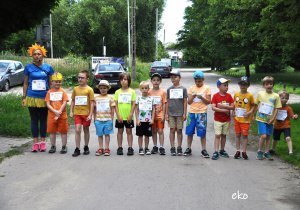 Dzieci czekają na starcie.