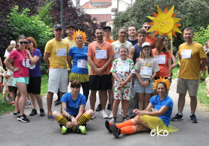 Rodzice i nauczyciele pozują do zdjecia.