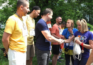 Pani Dyrektor wręcza nagrody tatusiom.