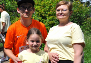 Rodzice z córeczką pozują do zdjęcia.