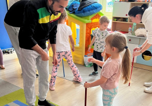 Dziewczynka z tatą i kijek.