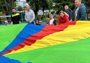 Zabawa z chustą na tarasie.