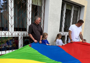 Zabawa z chustą na tarasie.