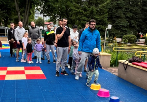 Pokonywanie toru przeszkod przez rodziców i dzieci.