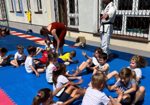 Dzieci ćwiczą na matach.