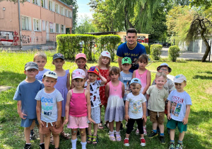 Dzieci z trenerem.
