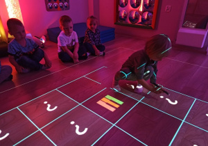 dzieci grają w memory na podłodze interaktywnej