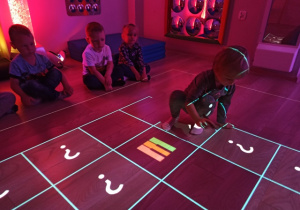 dzieci grają w memory na podłodze interaktywnej