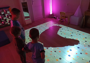 dzieci bawią się na podłodze interaktywnej