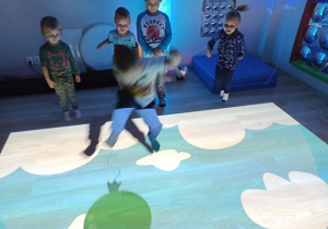 dzieci bawią się na podłodze interaktywnej