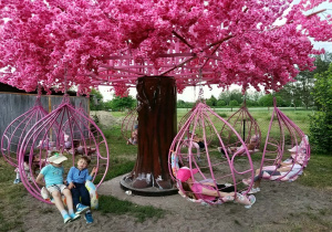 Dzieci siedzą na karuzeli.