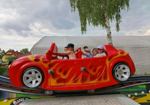 Dzieci siedzą w samochodzie.