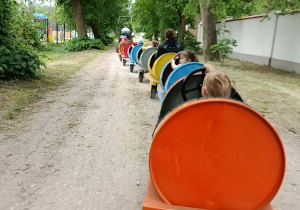 Dzieci jadą w wagonikach.