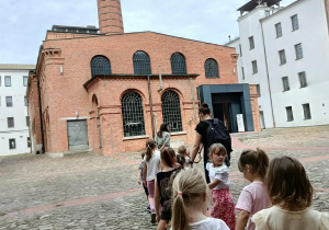 Dzieci zwiedzają muzeum.