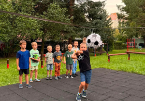Zabawy z piniatą.