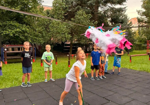 Zabawy z piniatą.