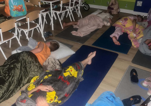 Dzieci usypiają w sali.