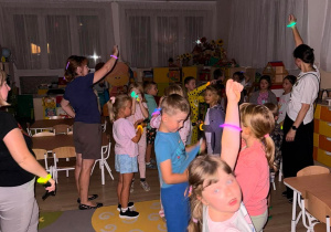 Nocna dyskoteka w sali.