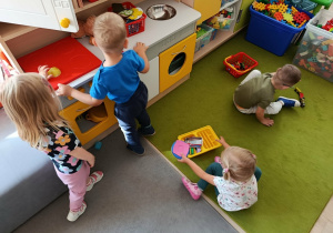 Dzieci bawią się w strefie kuchennej.