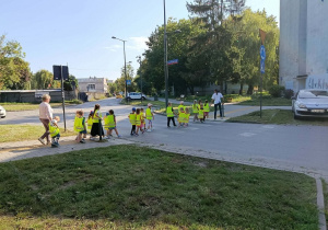 Dzieci idą na skrzyżowanie.