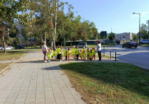 Dzieci stoją przed przejściem dla pieszych.
