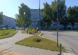 Dzieci stoją przed przejściem dla pieszych.