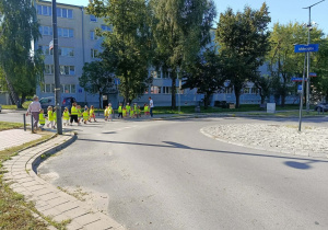 Dzieci przechodzą przez przejście dla pieszych.