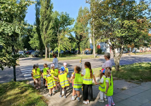 Dzieci stoją przed przejściem dla pieszych.