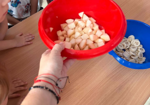 Dzieci oglądają składniki.