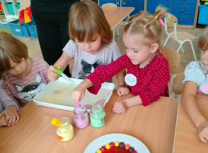 Dzieci nakładają pipetką barwniki.