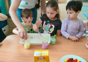 Dzieci nakładają pipetką barwniki.