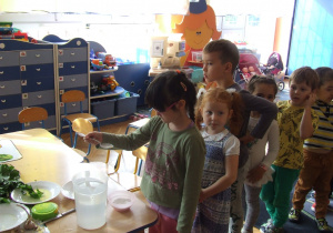 dzieci solą wodę do ogórków
