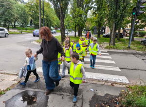 Dzieci przechodzą przez skrzyżowanie.