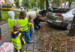 Nauczycielka pokazuje rejestrację samochodu.