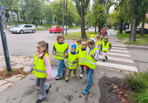 Dzieci przechodzą przez skrzyżowanie.